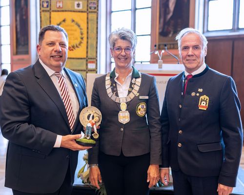 Sie begrüßten die Teilnehmer des Bundes(Jugend)Königsschießen 2026 in Frankfurt: (von links) Stadtrat Stephan Siegler, HSV-Präsidentin Tanja Frank und DSB-Präsident Hans-Heinrich von Schönfels). (© Stadt Frankfurt am Main, Foto: Isaak Papadopoulos)