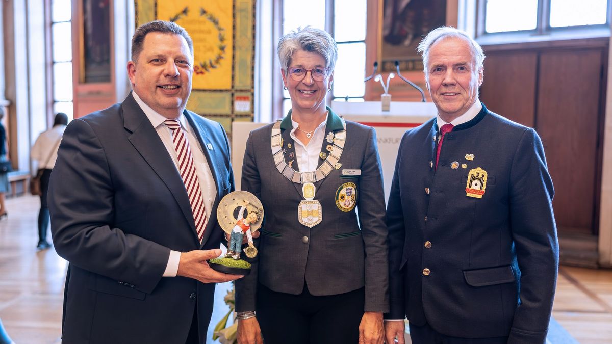 Sie begrüßten die Teilnehmer des Bundes(Jugend)Königsschießen 2026 in Frankfurt: (von links) Stadtrat Stephan Siegler, HSV-Präsidentin Tanja Frank und DSB-Präsident Hans-Heinrich von Schönfels). (© Stadt Frankfurt am Main, Foto: Isaak Papadopoulos)