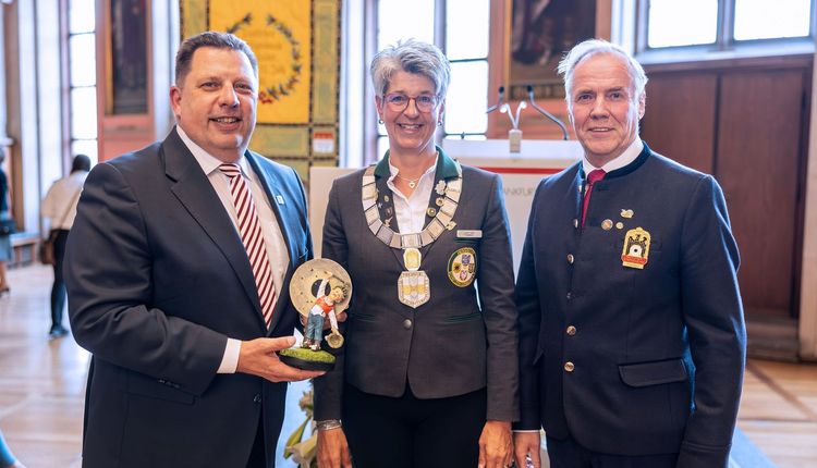 Sie begrüßten die Teilnehmer des Bundes(Jugend)Königsschießen 2026 in Frankfurt: (von links) Stadtrat Stephan Siegler, HSV-Präsidentin Tanja Frank und DSB-Präsident Hans-Heinrich von Schönfels). (© Stadt Frankfurt am Main, Foto: Isaak Papadopoulos)
