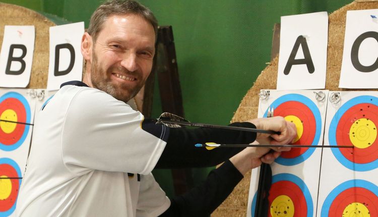 Markus Zellmann freut sich über die erfolgreiche Titelverteidigung bei den Recurve-Herren. (Foto: Werner Wabnitz)