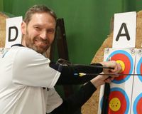 Markus Zellmann freut sich über die erfolgreiche Titelverteidigung bei den Recurve-Herren. (Foto: Werner Wabnitz)
