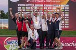 Die Recurve-Master-Teams der FSG Tacherting, des BC Oberauroff und des TSV Jahn Freising (von links) jubeln über ihre Medaillen. (Foto: DSB)