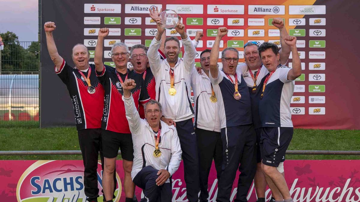 Die Recurve-Master-Teams der FSG Tacherting, des BC Oberauroff und des TSV Jahn Freising (von links) jubeln über ihre Medaillen. (Foto: DSB)