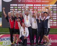 Die Recurve-Master-Teams der FSG Tacherting, des BC Oberauroff und des TSV Jahn Freising (von links) jubeln über ihre Medaillen. (Foto: DSB)