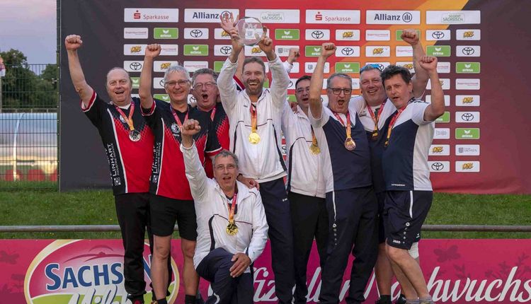 Die Recurve-Master-Teams der FSG Tacherting, des BC Oberauroff und des TSV Jahn Freising (von links) jubeln über ihre Medaillen. (Foto: DSB)