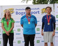 Die Medaillengewinner der Jugendklasse mit dem Compoundbogen bei den Deutschen Meisterschaften 2026 in Wiesbaden: Lisa Zettel Gianluca De Silvio und Fabio Rabenseifner (von links). (Foto: Lutz Berger)