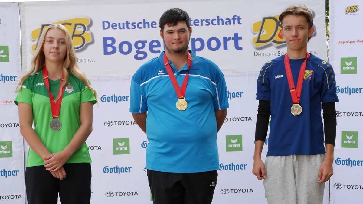 Die Medaillengewinner der Jugendklasse mit dem Compoundbogen bei den Deutschen Meisterschaften 2026 in Wiesbaden: Lisa Zettel Gianluca De Silvio und Fabio Rabenseifner (von links). (Foto: Lutz Berger)