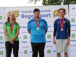 Die Medaillengewinner der Jugendklasse mit dem Compoundbogen bei den Deutschen Meisterschaften 2026 in Wiesbaden: Lisa Zettel Gianluca De Silvio und Fabio Rabenseifner (von links). (Foto: Lutz Berger)