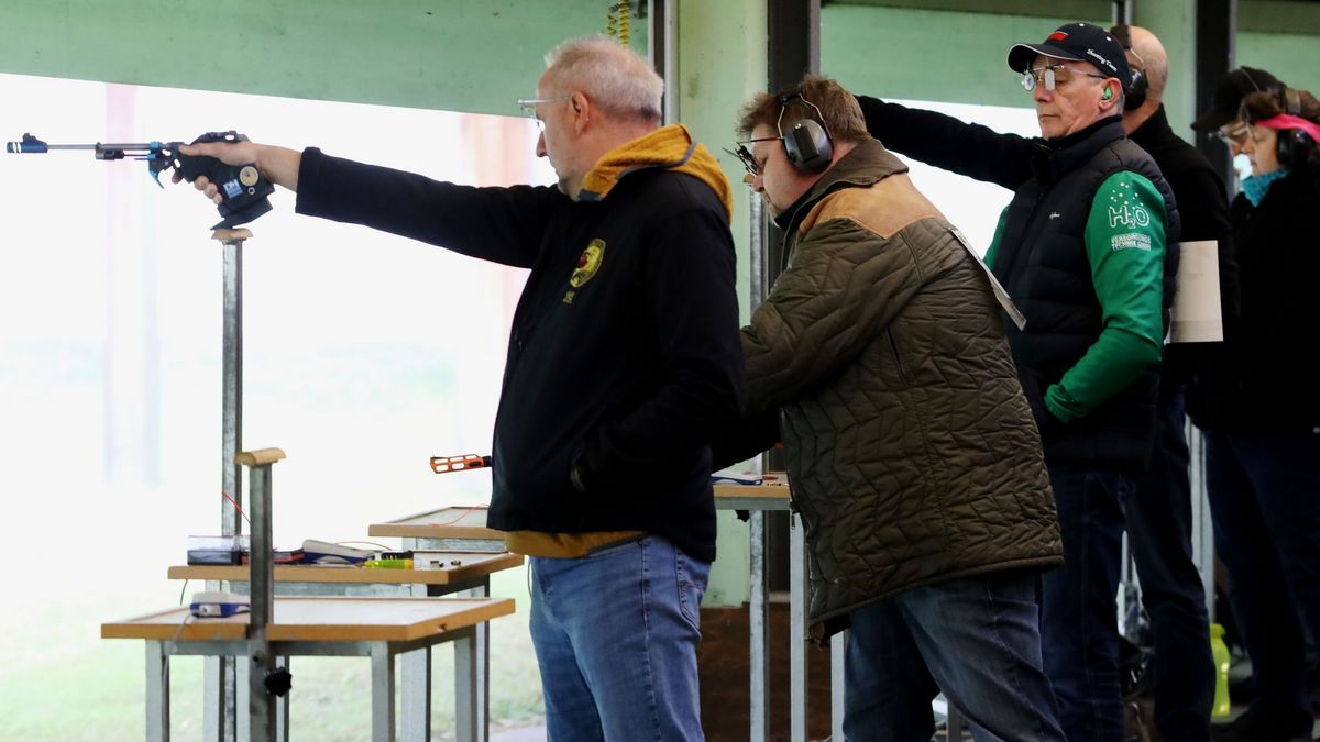 Blick in den Auflagewettbewerb Freie Pistole vorn Thomas Geiss. (Foto: Werner Wabnitz)