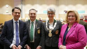 Der neu ernannte Hessische Justizminister Christian Heinz (links) zusammen mit HSV-Vizepräsident Thomas Scholl, HSV-Präsidentin Tanja Frank und Juliane Kuhlmann, der Präsidentin des Landessportbundes Hessen.