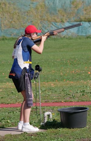 Hannah Middel im ANschlag beim Skeet Mix Team.