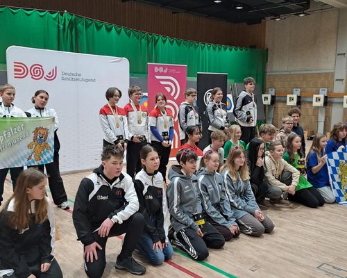 Die Mannschaften des Team Cup Pistole bei der Siegerehrung. In der Mitte das siegreiche hessische Pistolenteam. (Foto: DSJ) 