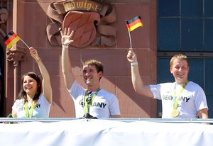 Empfang der Olympiamannschaft auf dem Frankfurter Römerberg, im Bild vl Monika Karsch, Henri Junghänel und Christian Reitz. (Foto: Werner Wabnitz)
