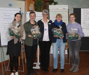 Das Moderatorenteam und die Präsidentin: (v.l.) Sarah Tabatabai, Nico Mikulic, HSV-Präsidentin Tanja Frank, Angelika Ribler und Marie-Theres Hellenkamp. (Foto: Marie Brohm)