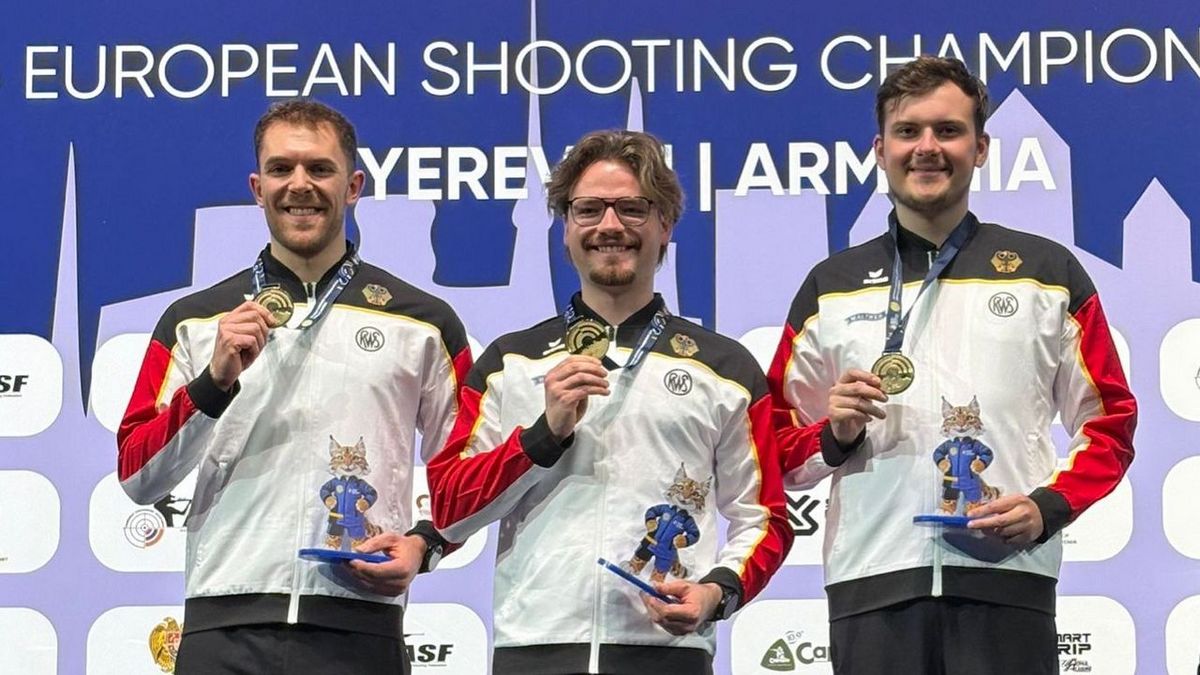Maximilian Dallinger, Maximilian Ulbrich und Max Ohlenburger präsentieren stolz ihre Goldmedaillen im Trio-Wettbewerb bei der Druckluft-Europameisterschaft 2026 in Eriwan.