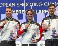 Maximilian Dallinger, Maximilian Ulbrich und Max Ohlenburger präsentieren stolz ihre Goldmedaillen im Trio-Wettbewerb bei der Druckluft-Europameisterschaft 2026 in Eriwan.