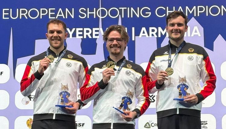 Maximilian Dallinger, Maximilian Ulbrich und Max Ohlenburger präsentieren stolz ihre Goldmedaillen im Trio-Wettbewerb bei der Druckluft-Europameisterschaft 2026 in Eriwan.