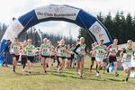 Eine Gruppe von Läufern startet in den Wettbewerb im Sommerbiathlon.