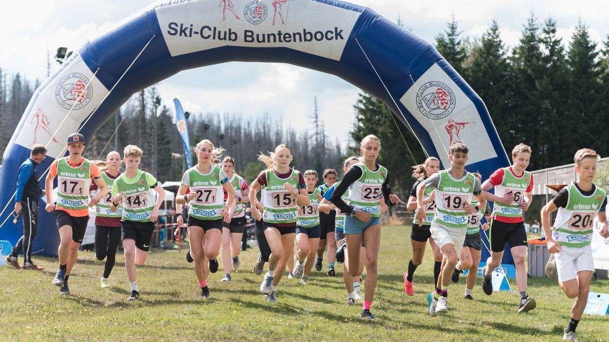 Eine Gruppe von Läufern startet in den Wettbewerb im Sommerbiathlon.