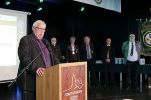 Die "Stimme der Schießsport-Bundesliga" Axel Schell moderierte einen Teil der Präsentation der neuen Chronik des Hessischen Schützenverbandes. Hinter ihm: (von links) Klaus Seeger, Tanja Frank, Werner Wabnitz, Hans-Heinrich von Schönfels und Jens Kröger. (Foto: Lutz Berger)