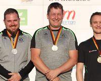 Die drei Erstplatzierten mit der Zentralfeuerpistole: (vl.) Oliver Geis, Christian Reitz und Robin Januszek. (Foto: Werner Wabnitz)