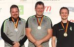 Die drei Erstplatzierten mit der Zentralfeuerpistole: (vl.) Oliver Geis, Christian Reitz und Robin Januszek. (Foto: Werner Wabnitz)