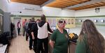 Blick auf die Teilnehmer des Kurses "Technikbasismodul Luftpistole" auf dem Schießstand.