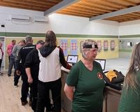 Blick auf die Teilnehmer des Kurses "Technikbasismodul Luftpistole" auf dem Schießstand.