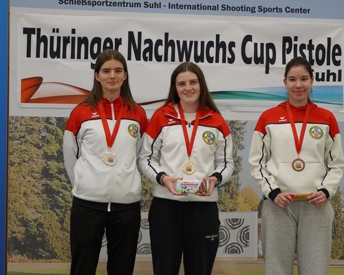 Sie bildeten beim Nachwuchs-Cup in Suhl mit der Luftpistole ein komplett hessisches Podium: (von links): Samira Eyrich, Nala Krause und Jule Kratz. (Foto: privat)