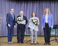 Aus der Hand von Lutz Köhler (links), dem Ersten Kreisbeigeordneten des Kreises Darmstadt-Dieburg, erhielt Renate Hampel (2. von rechts) den Ehrenbrief des Landes Hessen. Ebenfalls geehrt wurde Klaus-Dieter Dura , der Ehrenvorsitzender des SV Waidmannsheil Erzhausen. Die erste Gratulantin war Claudia Lange, die Bürgermeisterin von Erzhausen (rechts). (Foto: SB 36 / privat)