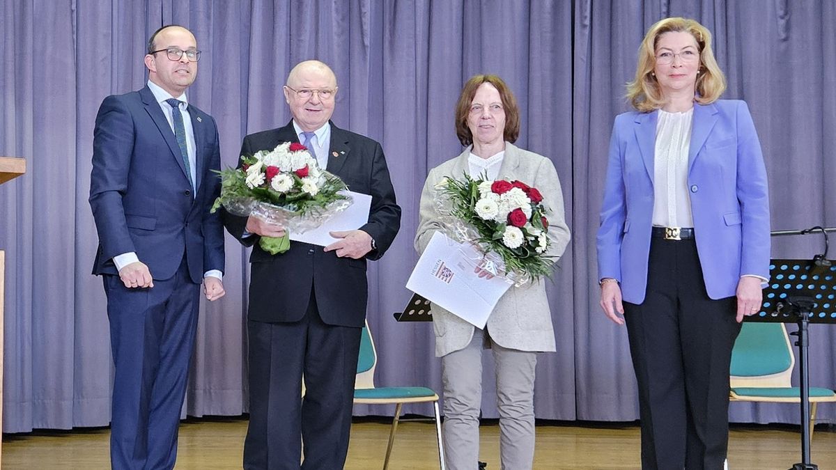 Aus der Hand von Lutz Köhler (links), dem Ersten Kreisbeigeordneten des Kreises Darmstadt-Dieburg, erhielt Renate Hampel (2. von rechts) den Ehrenbrief des Landes Hessen. Ebenfalls geehrt wurde Klaus-Dieter Dura , der Ehrenvorsitzender des SV Waidmannsheil Erzhausen. Die erste Gratulantin war Claudia Lange, die Bürgermeisterin von Erzhausen (rechts). (Foto: SB 36 / privat)