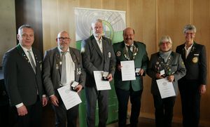 Ehrungen im Rahmen der Gesamtvorstandssitzung: (von links): HSV-Vizepräsident Thomas-Scholl, Klaus Otto Eckl, Uwe Maul, Klaus Vestweber (alle Großes Hessisches Ehrenzeichen in Silber), GudrunEhmer (Großes Hessisches Ehrenzeichen in Bronze)und HSV-Präsidentin Tanja-Frank. (Foto: Lutz Berger)