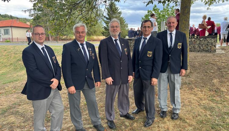 Die hessischen Teilnehmer bei der Vorderlader-WM 2026 in Eisenstadt: Thomas Klaner, Norbert Neumann, Günter Kunz und Reiner Holla sowie Walter Massing, der das Team als Betreuer unterstützte. (Foto: DSB)  