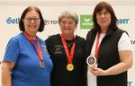 Strahlende Siegerin - Urusla Hartwig gewann bei den Recurve-Seniorinnen, Kirsten Holste (links) und Birgit Gölz (rechts). (Foto: Werner Wabnitz)