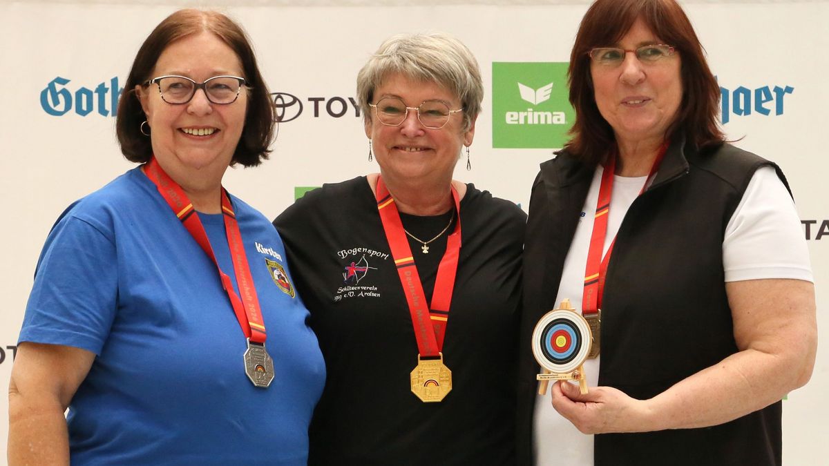 Strahlende Siegerin - Urusla Hartwig gewann bei den Recurve-Seniorinnen, Kirsten Holste (links) und Birgit Gölz (rechts). (Foto: Werner Wabnitz)