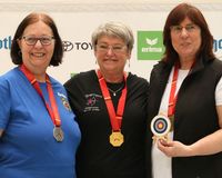 Strahlende Siegerin - Urusla Hartwig gewann bei den Recurve-Seniorinnen, Kirsten Holste (links) und Birgit Gölz (rechts). (Foto: Werner Wabnitz)