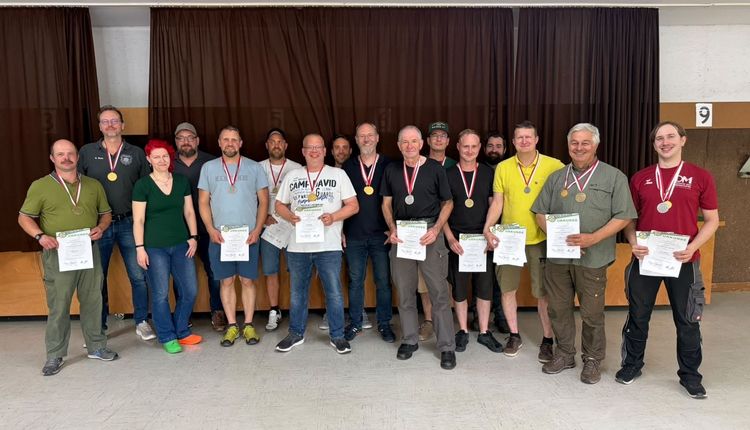 Die Teilnehmerinnen und teilnehmer der Hessenmeisterschaften Ordonnanzgewehr 2026 in Leun an der Lahn. (Foto: Tanja Frank)