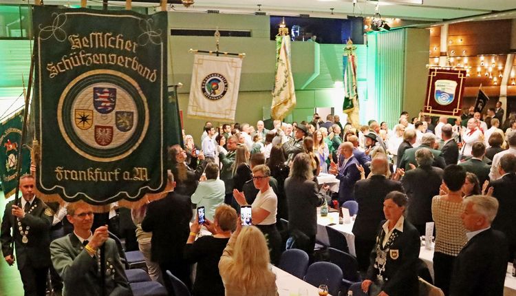 Hessischer Schützentag in Baunatal – Landesschützenball - Jörg Frömel und Sven-Erik Göthel tragen die Königsketten