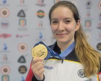 Doreen Vennekamp mit der Goldmedaille für den Weltcupsieg in Kairo. (Foto: DSB / Monika Karsch)