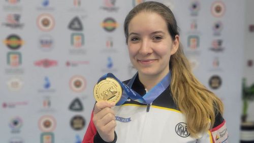Doreen Vennekamp mit der Goldmedaille für den Weltcupsieg in Kairo. (Foto: DSB / Monika Karsch)