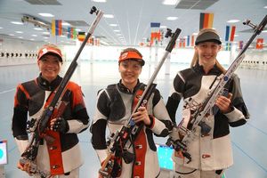 Im 3x40-Schuss-Wettbewerb mit dem KK-Gewehr sicherte sich Lea Ruppel (rechts) die Bronzemedaille. Gold ging an die Österreicherin Olivia Hofmann (Mitte), Silber an die Dänin Rikke Ibsen (links). (Foto: Westfälischer Schützenverband)
