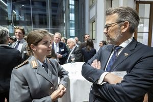 Tauschten sich rege aus: Die Olympia-Achte im Skeet, Nele Wißmer, und der neue Vorstandsvorsitzende des Deutschen Olympischen Sportbundes, Otto Fricke. (Foto: Marco Urban)