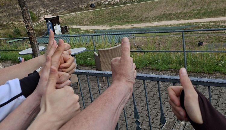 Ein "Daumen hoch" gab es vom hessischen Flinten-Kader für den "Schützen im Dialog"-Workshop. (Foto: Mariele Zobel)