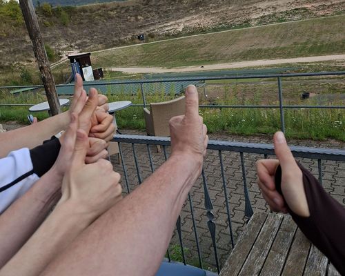 Ein "Daumen hoch" gab es vom hessischen Flinten-Kader für den "Schützen im Dialog"-Workshop. (Foto: Mariele Zobel)
