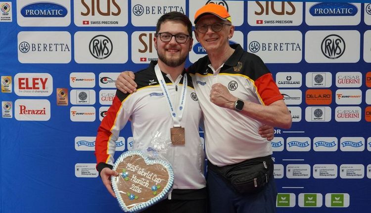 Medaille für Florian Peter, Siegerfaust von Bundestrainer Detlef Glenz und das Herz für? (Foto: DSB)