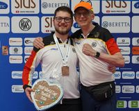 Medaille für Florian Peter, Siegerfaust von Bundestrainer Detlef Glenz und das Herz für? (Foto: DSB)