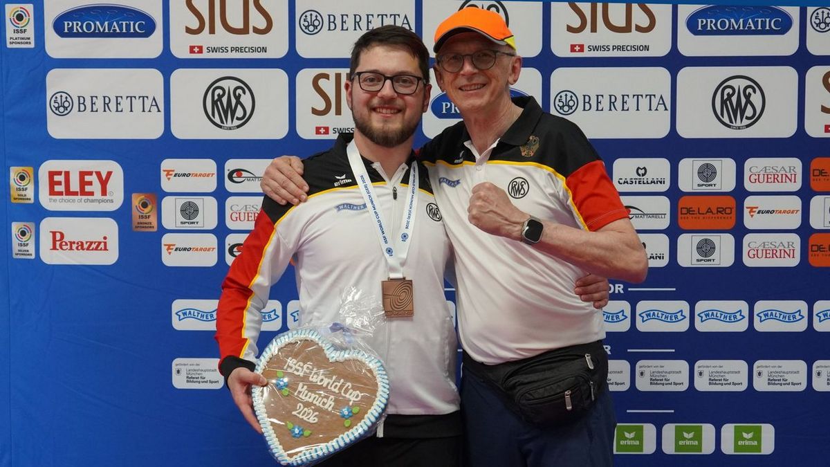 Medaille für Florian Peter, Siegerfaust von Bundestrainer Detlef Glenz und das Herz für? (Foto: DSB)