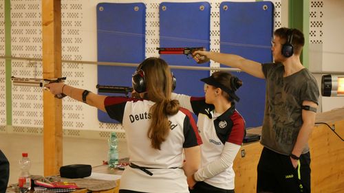 Pistolen-Nachwuchskader trainiert in Frankfurt
