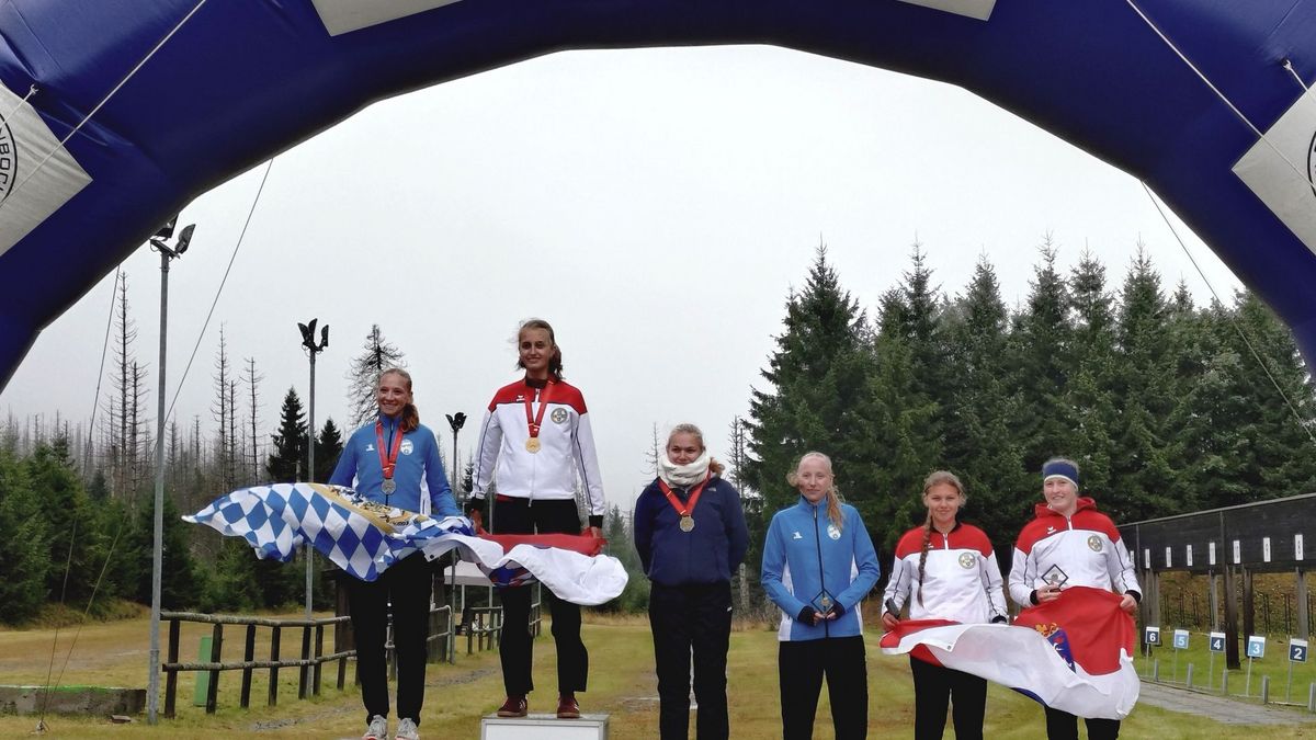 Siegerehrung für den Sprintwettbewerb der Juniorinnen: Lisa Enderle (BY), Regine Tempelfeld (SV Laubach), Mona Mammen (NW), Julia Enderle (BY), Zarina Pliwtsch und Lara Scharmann (beide SV Laubach). (Foto: Andreas Tempelfeld)