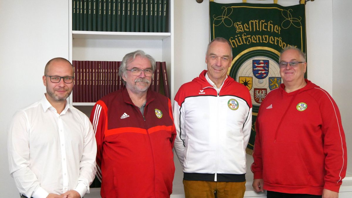 Landes-Gewehrtrainer verabschiedet: (v.l.) HSV-Geschäftsführer René Ullrich, Sportleiter Otmar Martin, der bisherige Landes-Gewehrtrainer Bill Murray und Jugendleiter Stefan Rinke. (Foto: Lutz Berger)